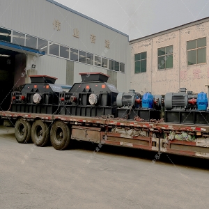 兩臺大型對輥制砂機設備發貨圖片